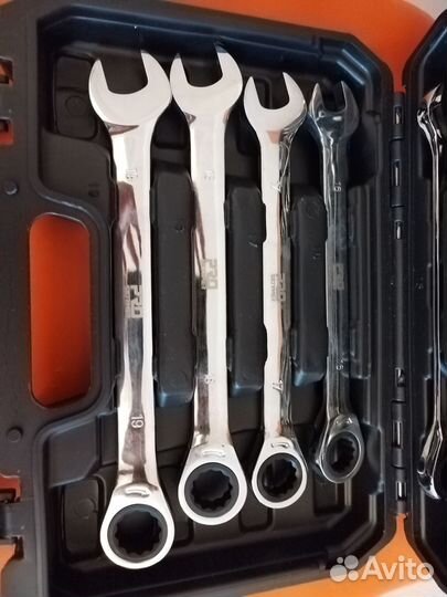 Набор ключей с трещеточным механизмом