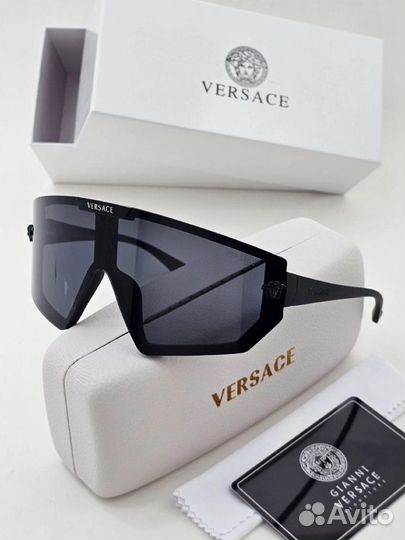Солнцезащитные очки versace