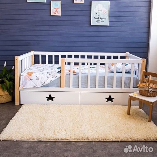 Кроватка из натурального дерева с бортиком детская