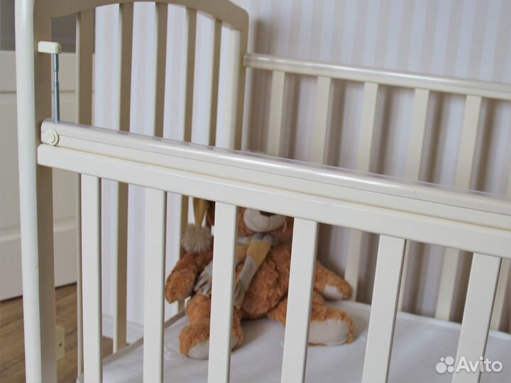 Детская кроватка с маятником