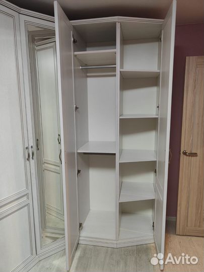 Угловой шкаф белый