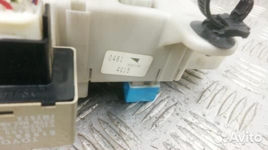 Блок предохранителей toyota RAV 4 ZCA2 (4BR07M102)