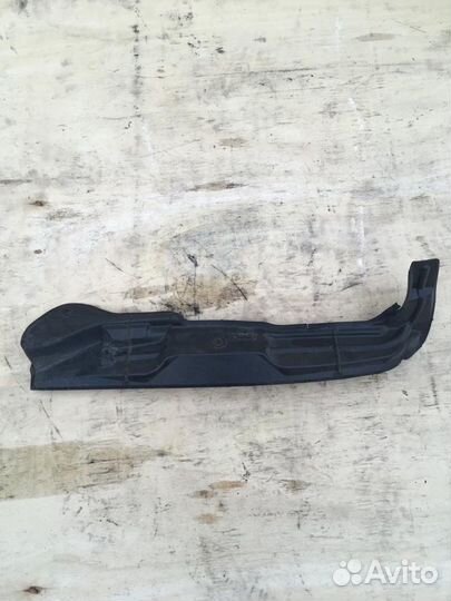 Пыльник переднего крыла левый Audi A4 B7
