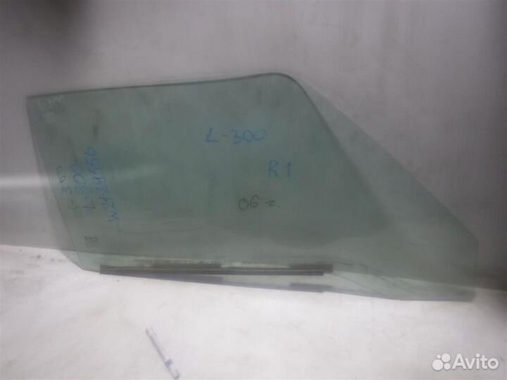 Стекло двери передней правой Mitsubishi L300 1986
