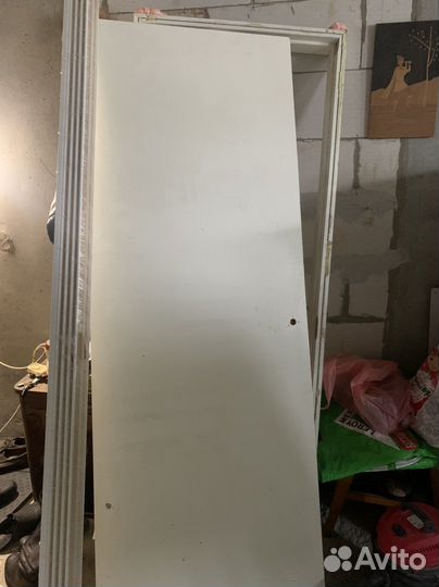 Дверь с коробкой крепкая
