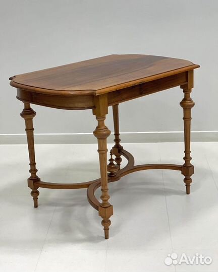 Антикварный кофейный стол из массива ореха