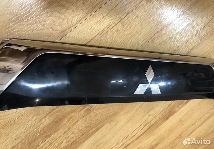 Накладка двери багажника Mitsubishi Outlander