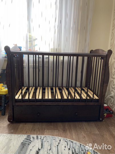 Детская кроватка с маятником и ящиком