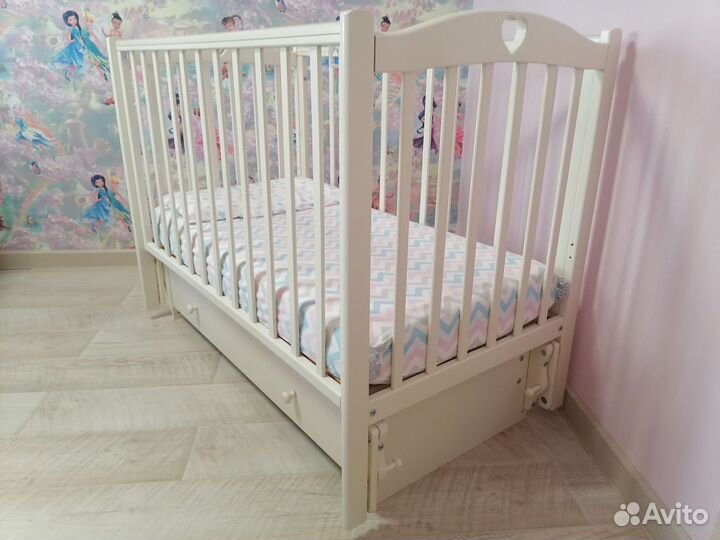 Детская кроватка с маятником и ящиком