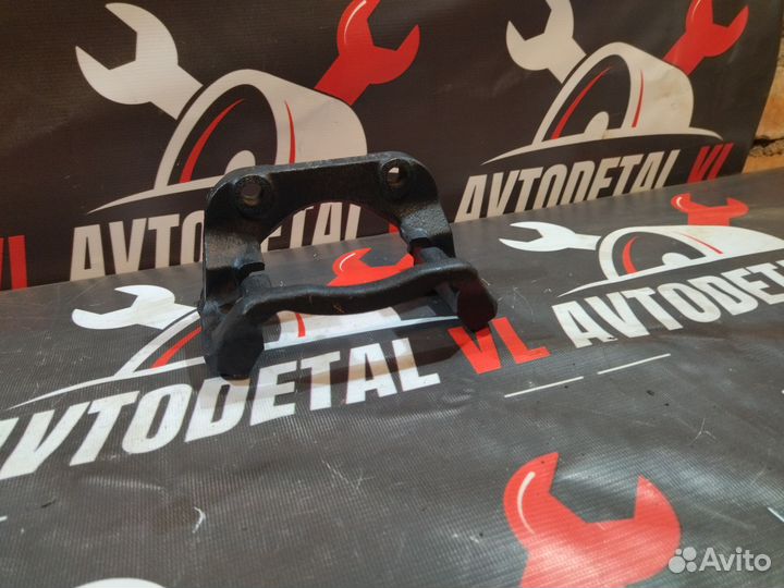 Скоба суппорта правая Renault Sandero 1