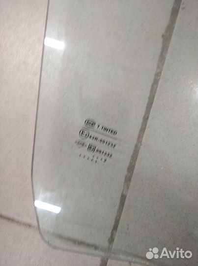 Стекло двери передней правой Renault Logan 1