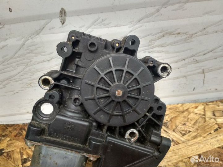 Мотор стеклоподъемника передний левый Audi A6 C5