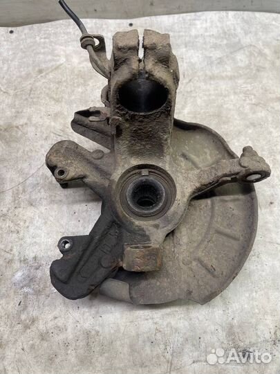 Кулак передний R Skoda Fabia 2 Roomster Praktik