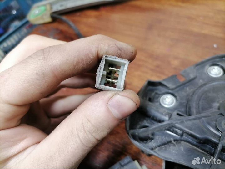 Стеклоподъемник передний правый Лада Приора