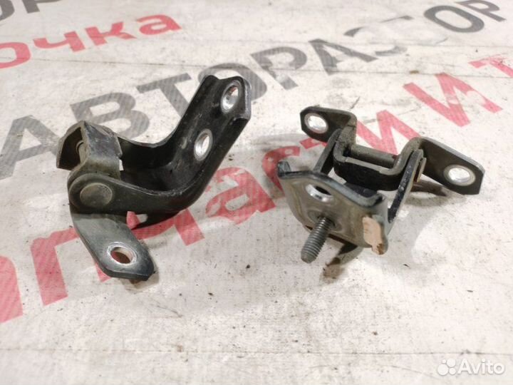 Петля двери задняя правая Mazda 3 BL 1.6 2012