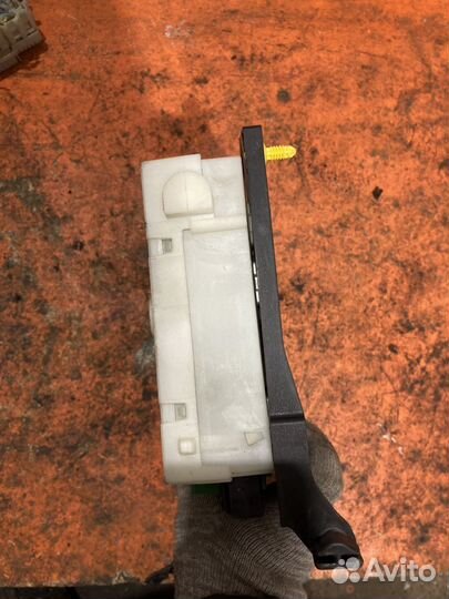 Блок предохранителей салонный Ford S-MAX 1