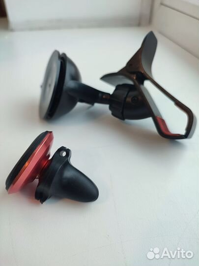 Магнитный держатель для телефона в машину