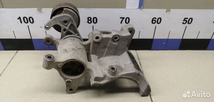 Кронштейн ролика-натяжителя руч. ремня Land Cruise