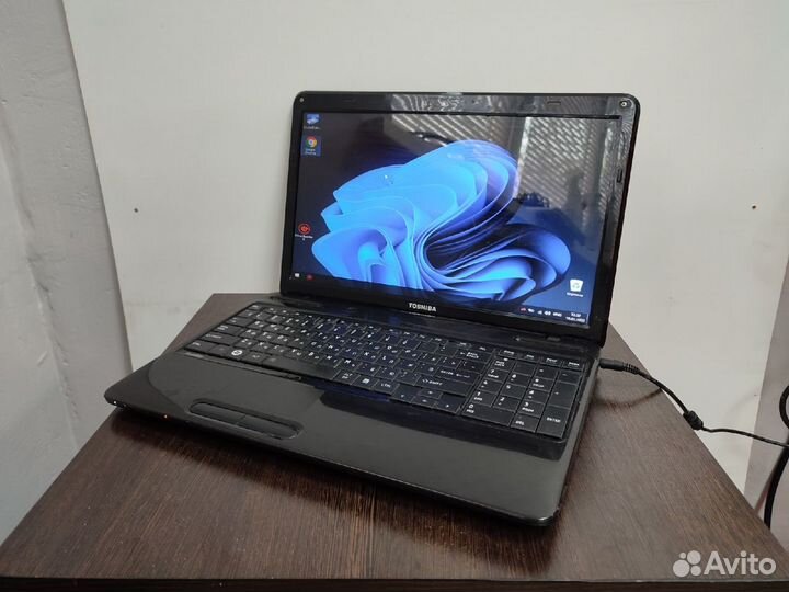 Ноутбук Toshiba AMD A4-3305M озу 4 гб HD 7400M