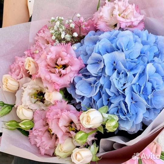 Летний хит-букет из гортензии, эустомы и розы