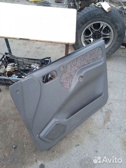 Дверная карта передняя правая Nissan Terrano 2