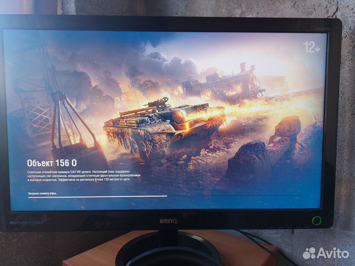 Игровой компьютер с монитором и клавиатурой