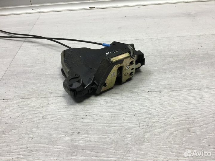 Замок двери передний правый Toyota Avensis 1.8