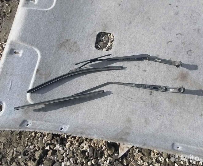 Поводок дворников правый Mazda 323F BJ