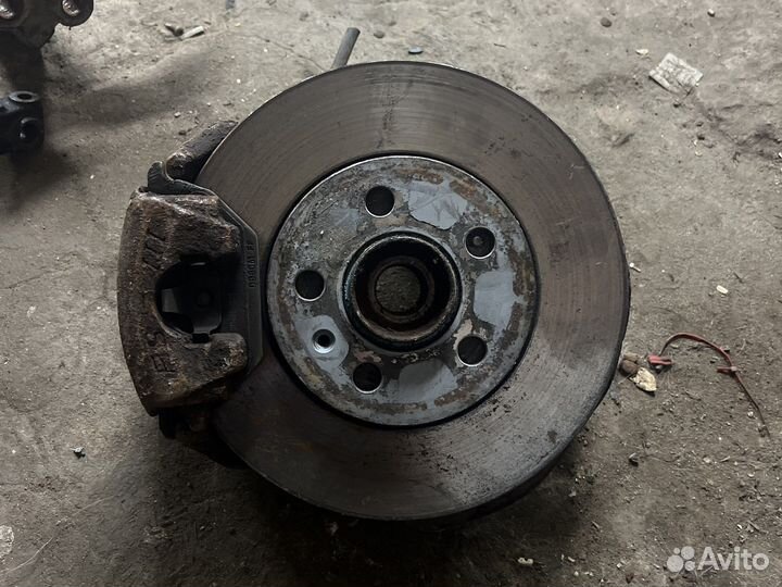 Правый поворотный кулак фольксванен гольф 4