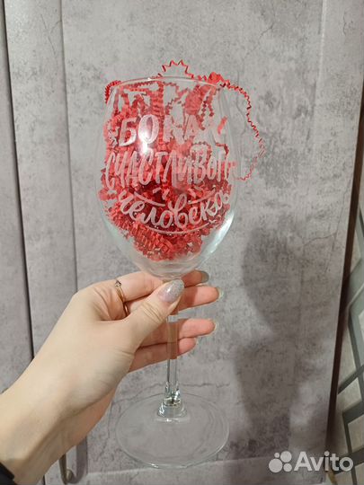 Бокал в деревянном ящике