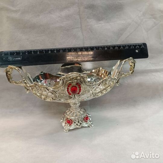 Ваза-ладья на ножке с инкрустацией