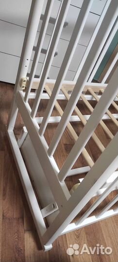 Детская кроватка с продольным маятником