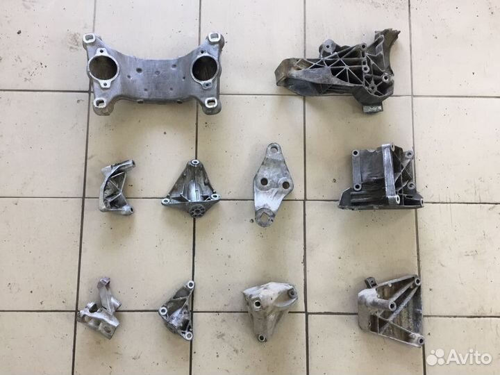 Опора подушка кронштейн двс кпп audi A8 D3 quattro