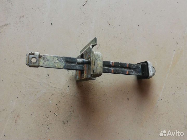 Упор двери Мазда 626 GE