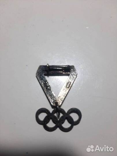 Значок СССР. Значок москва 80. Синий треугольник