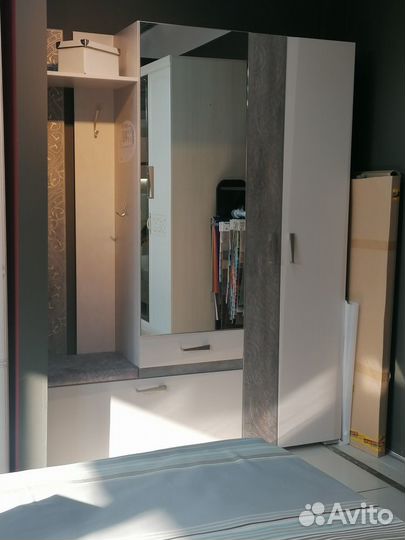 Прихожая со шкафом