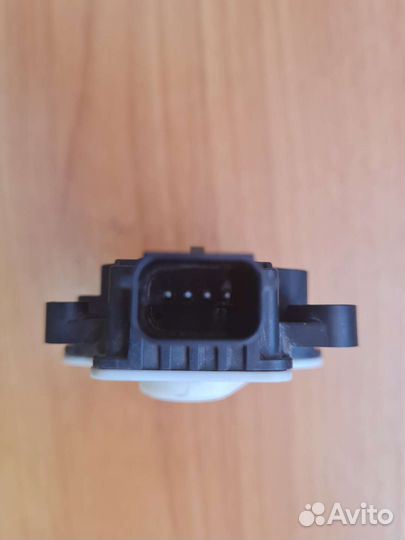 Исполнительное устройство жалюзи радиатора