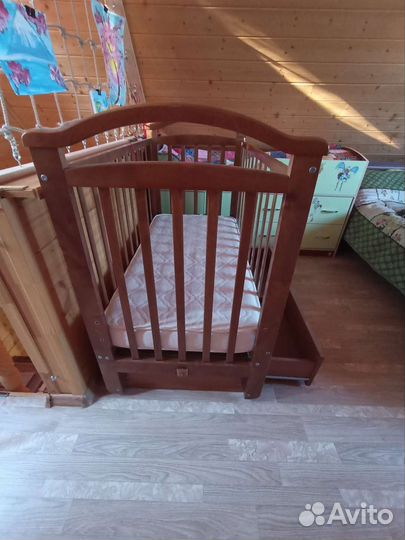 Детская кровать-маятник с ящиком и матрасом