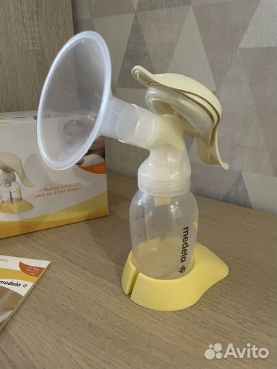 Набор medela: молокоотсос, контейнеры, бутылочка