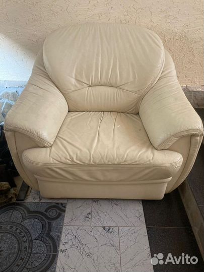 Кожаный диван и кресла