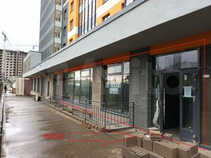 Торговое помещение в окружении жил массива