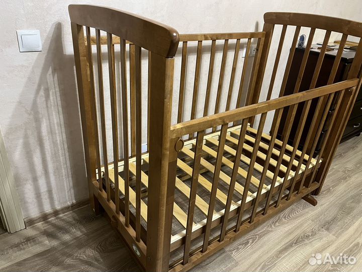 Кроватка детская с маятником