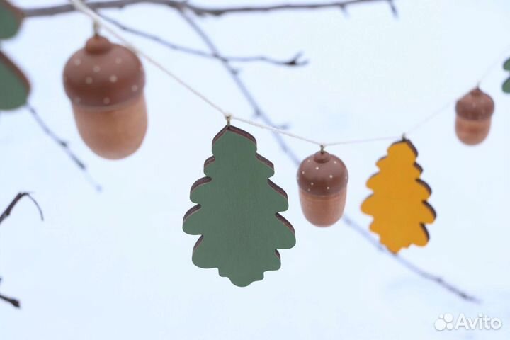 Гирлянда из желудей и листочков. Дерево