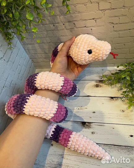 Вязаная милая змейка