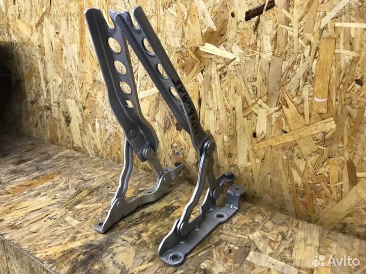 Петля капота передняя Skoda Octavia A5 лифтбек 1