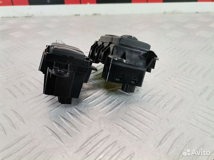 Кнопка (выключатель) Nissan Juke YF15 2011