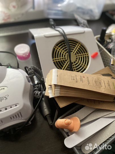 Аппарат для маникюра с пылесосом и лаками