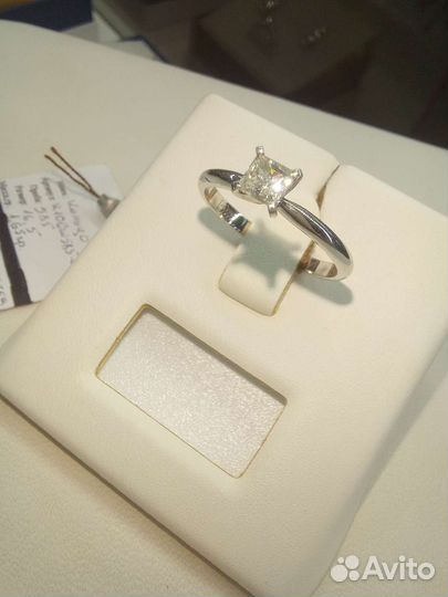 Золотое кольцо с бриллиантом новое с биркой