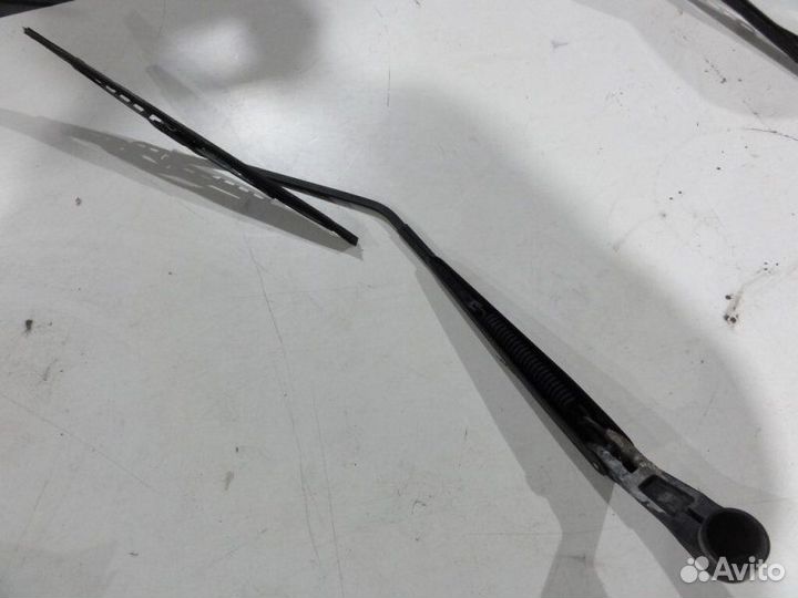 Поводок стеклоочистителя передний правый