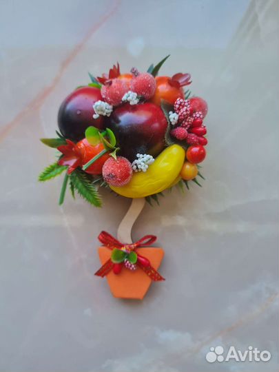 Композиция из искусственных цветов